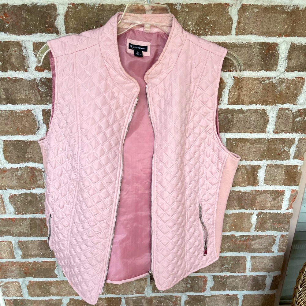 Rose quilted lightweight vest with two zipper pockets